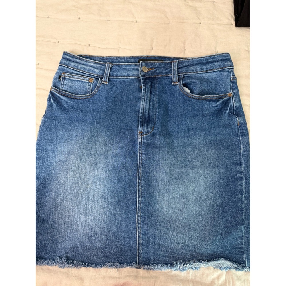 Judy Blue Los Angeles Denim Mini Skirt 1X Medium Wash Frayed Hem Stretch